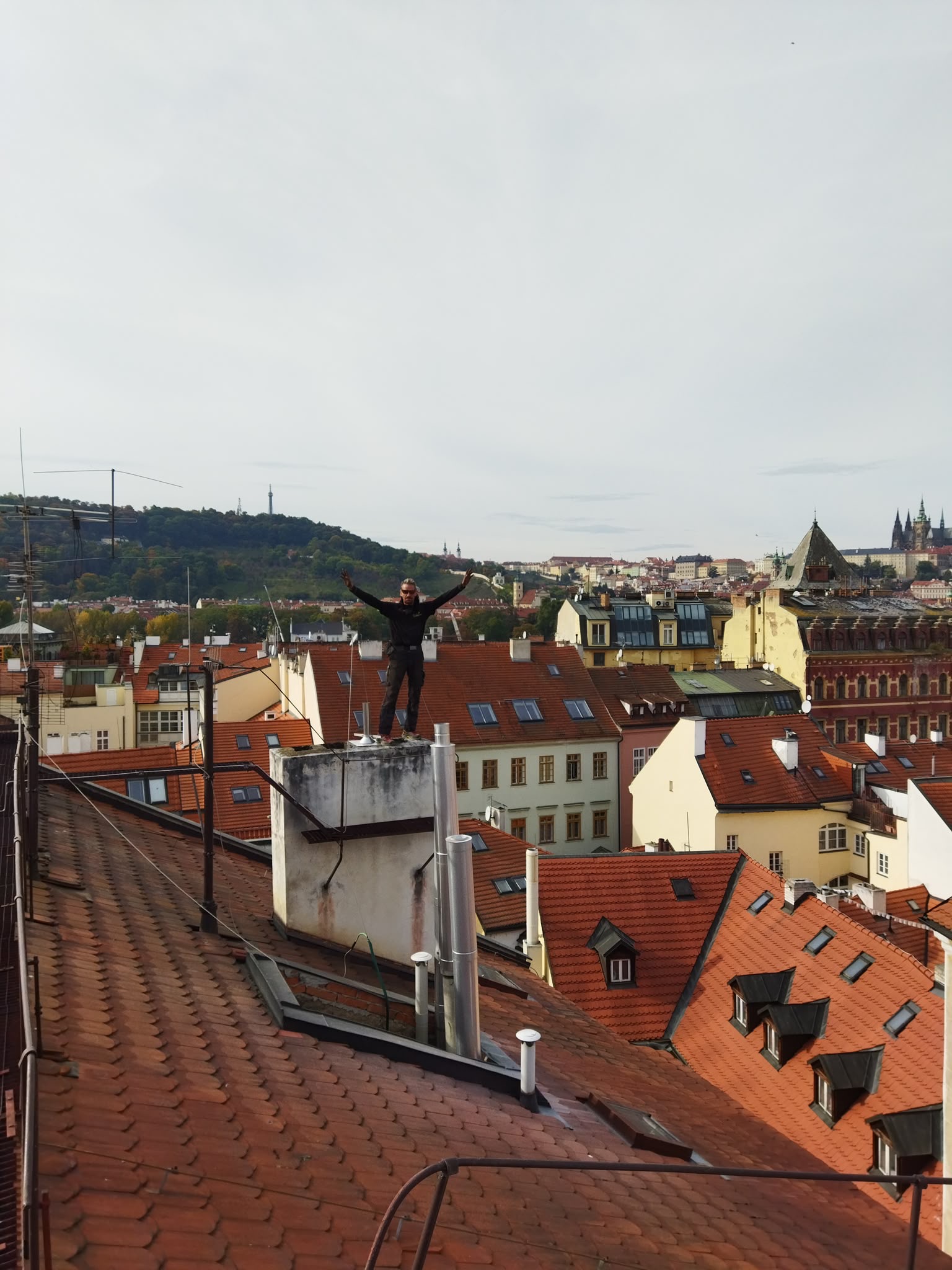 Montáž komínové stříšky Plasy